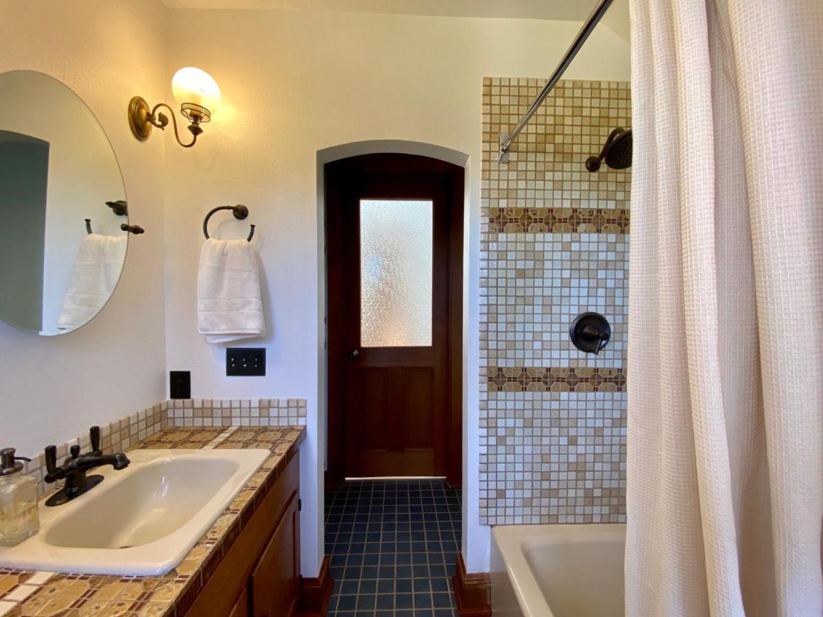 Mount Tom House Bed & Breakfast Harrisburg Room photo